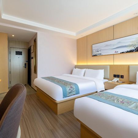East Sacred Hotel--Very Near Beijing Tiananmen Square ,The Forbidden City,The Temple Of Heaven ,3 Minutes' Walk To Wangfujing Subway ,Located In The Center Of Beijing, Many Shopping Malls Around,Newly Renovated Hotel-Able To Receive Foreign Guests Buitenkant foto