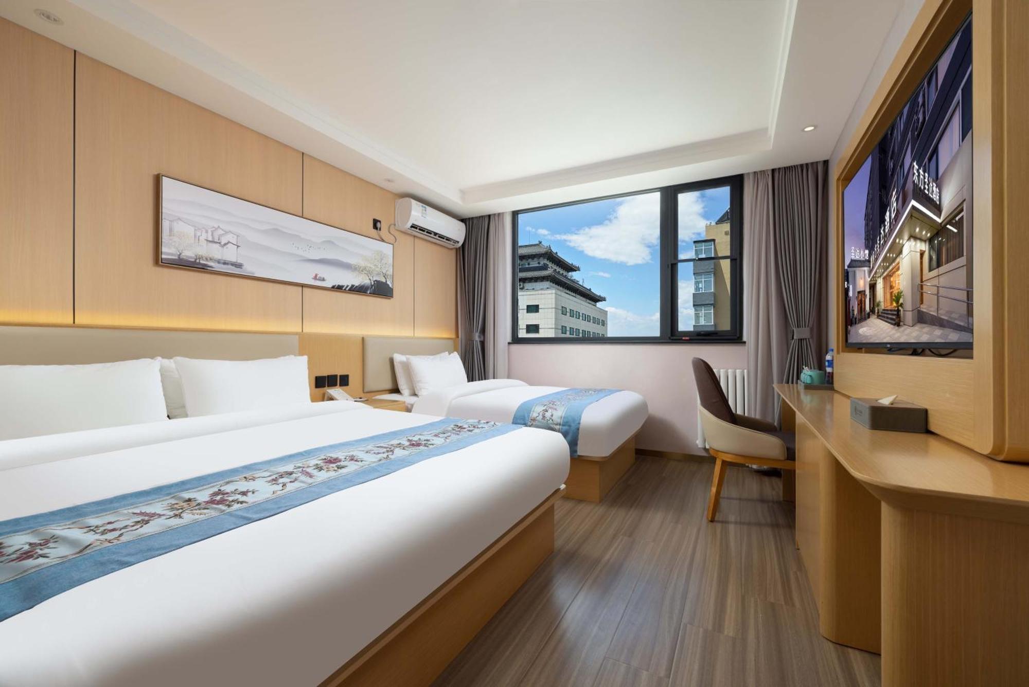 East Sacred Hotel--Very Near Beijing Tiananmen Square ,The Forbidden City,The Temple Of Heaven ,3 Minutes' Walk To Wangfujing Subway ,Located In The Center Of Beijing, Many Shopping Malls Around,Newly Renovated Hotel-Able To Receive Foreign Guests Buitenkant foto
